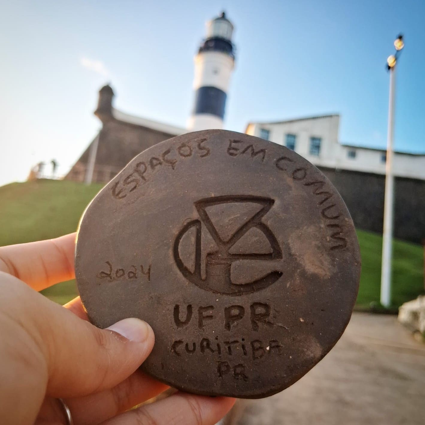 SILVA, Vaguelis. Argila em ponto de osso inscrita e deixada ao mar. Largo do Farol da Barra, Salvador, BA, 2024.